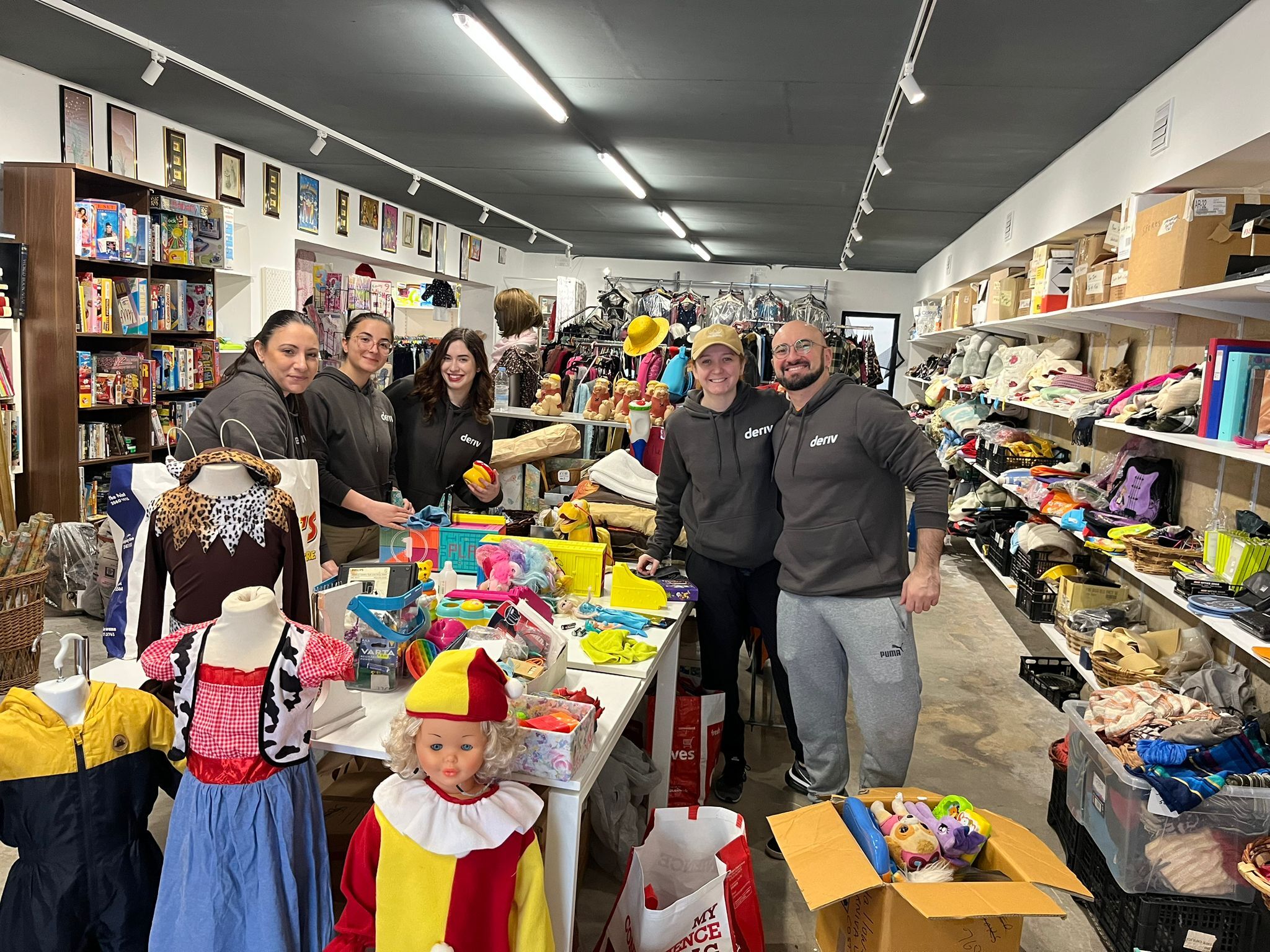 Voluntários da Deriv na loja de caridade Puttinu Cares em Malta